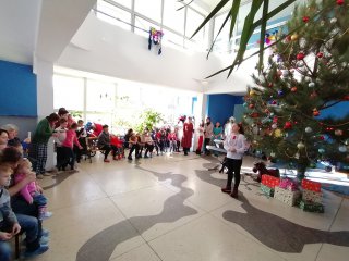 Пацієнтів Дитячої міської лікарні привітали з днем Святого Миколая (ФОТО)