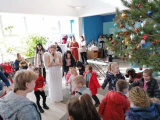 Пацієнтів Дитячої міської лікарні привітали з днем Святого Миколая (ФОТО)