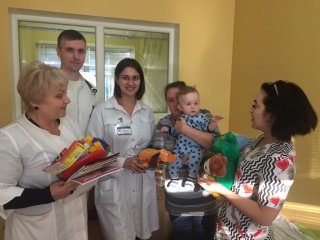 Свято в лікарню: солодкі й корисні подарунки  передали дітлахам, які зустріли свято Миколая на лікарняному  ліжку (ФОТО)